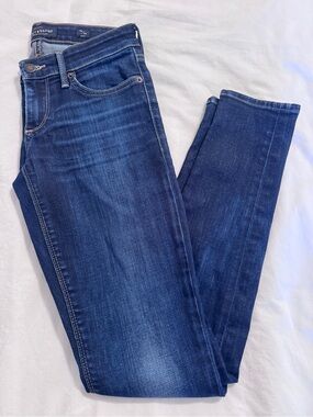 Women’s Lucky Brand skinny jeans.